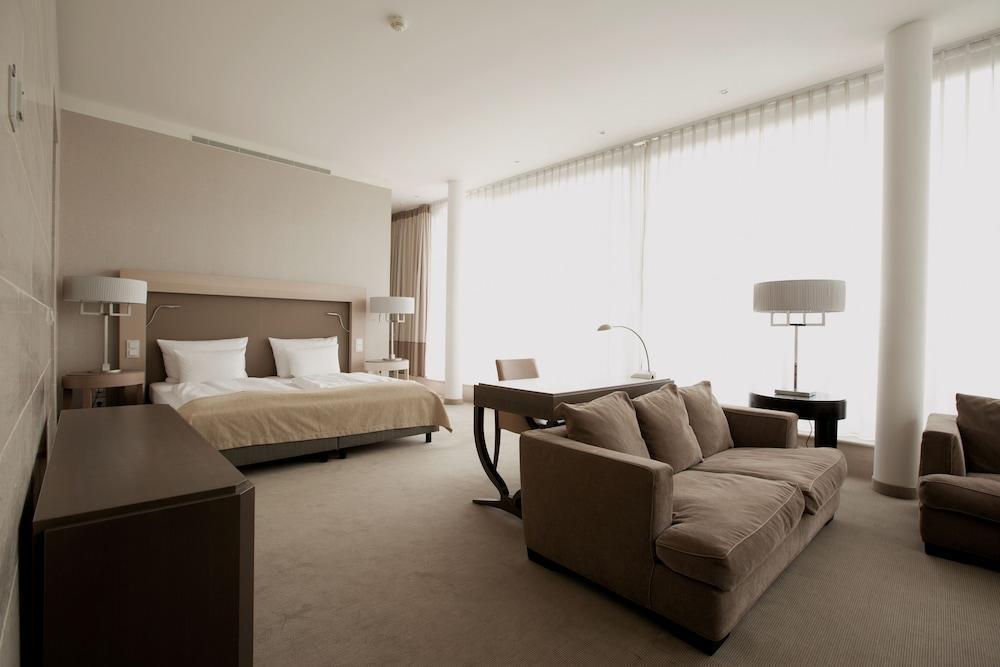 Townhouse Hotel 5*
